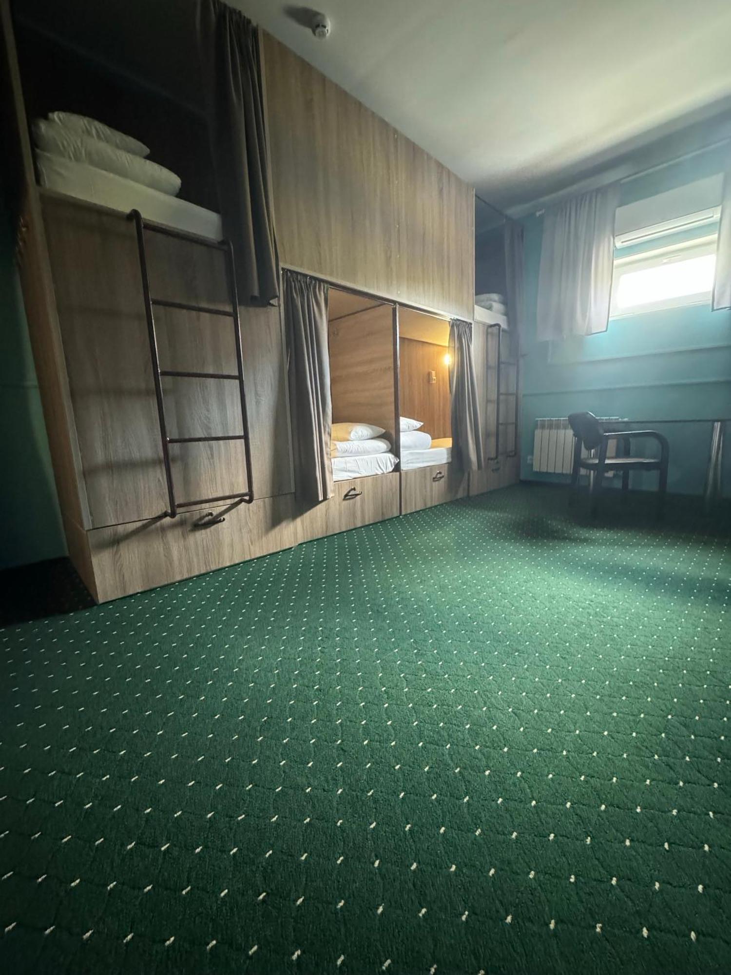 All Eyes Hostel 카미야네치포딜시키 외부 사진