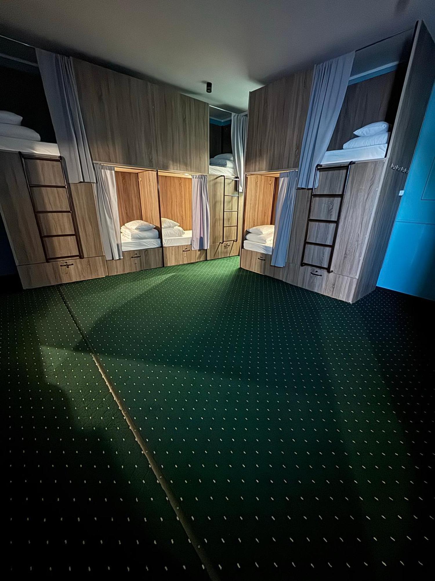 All Eyes Hostel 카미야네치포딜시키 외부 사진