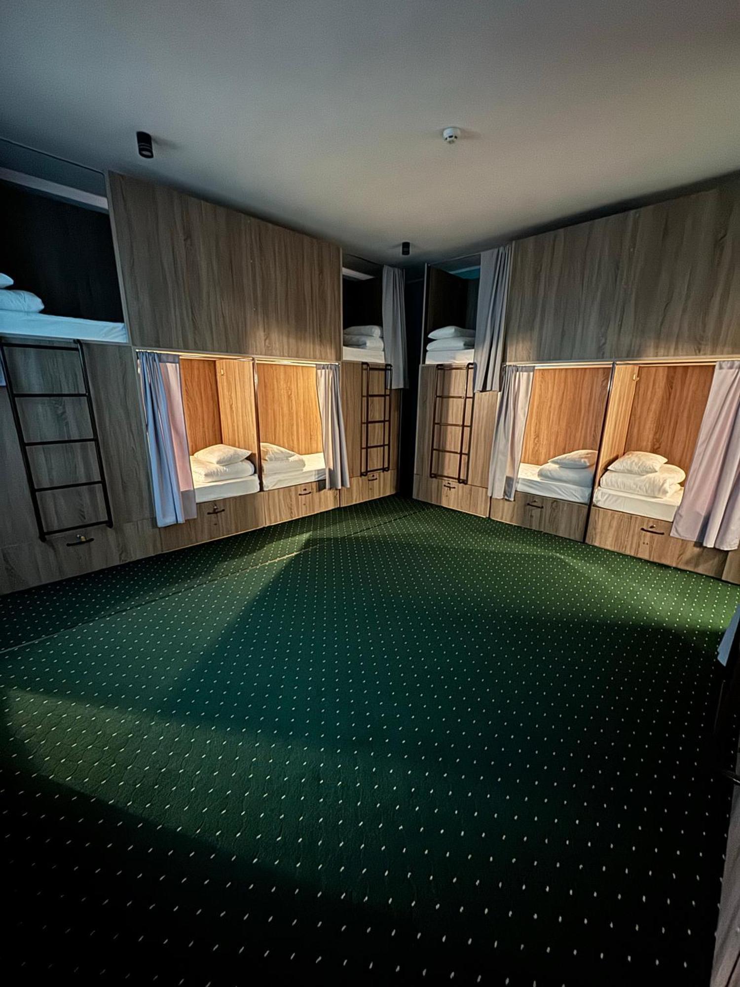 All Eyes Hostel 카미야네치포딜시키 외부 사진