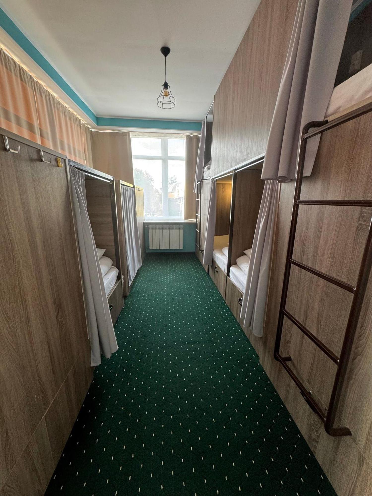All Eyes Hostel 카미야네치포딜시키 외부 사진
